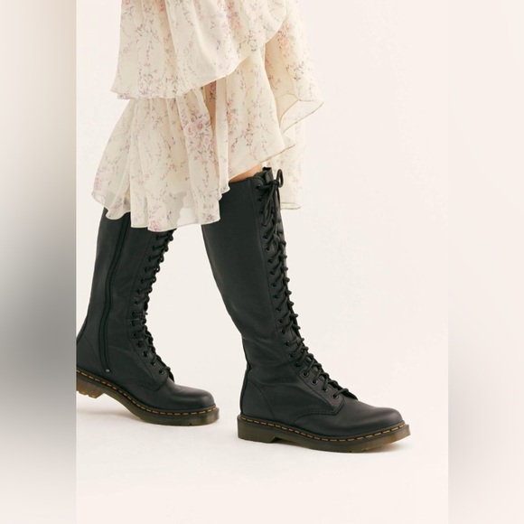 Dr. Martens 1B60 Virginia Leather Knee High Boots in Black Like New - Picture 1 of 16